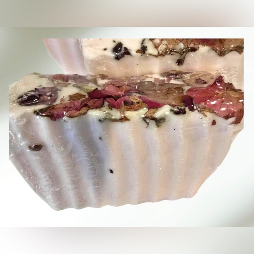 Florinda Beauty Rose Petals & Rosemary Goat Milk Soap InfuseFloral Aromatherapy